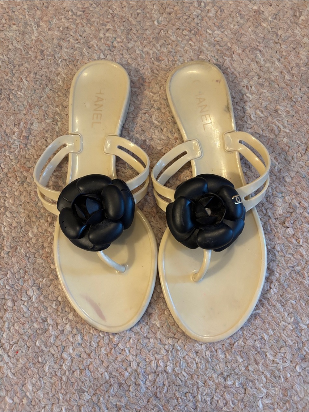 Chanel cream and black flowered flip flops. Size 39.